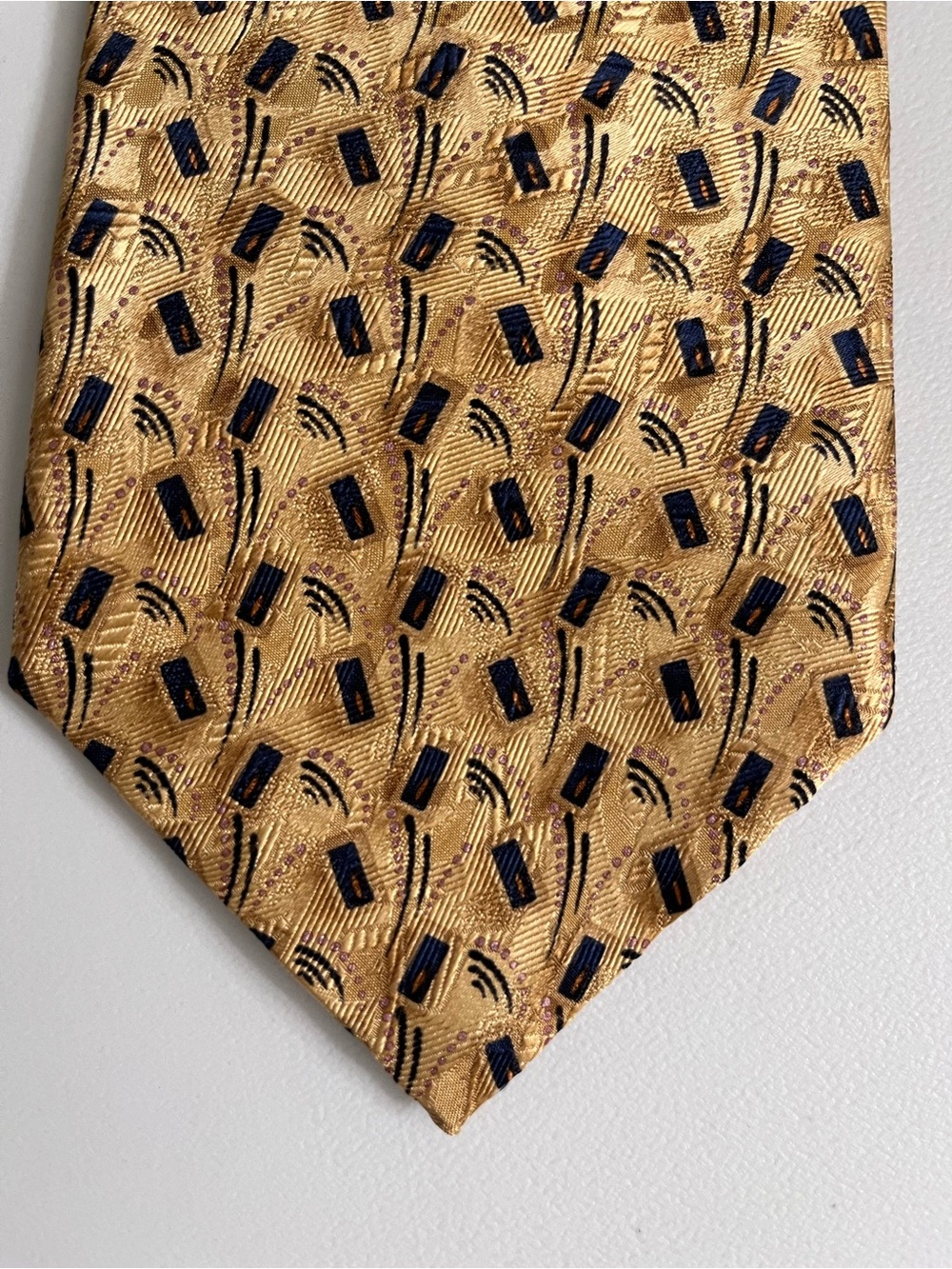 Gold Men's Patterned Tie with Black Accents